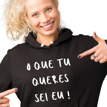 Sweat com capuz “O que tu queres sei eu” - Disponível em várias cores.