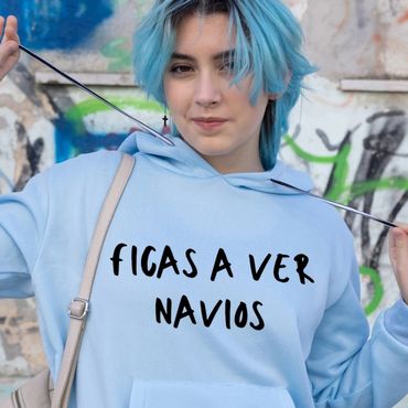 Sweat com capuz “Ficas a ver navios” - Disponível em várias cores.