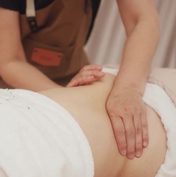 產康師用心的按摩腹直肌