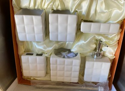 bathroom set - 6 pieces
soap dispenser, toothbrush holder, tissue box cover, box with lid and box wi
