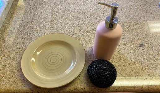 kitchen set
3 pieces
soap dispenser, plate, scrubber