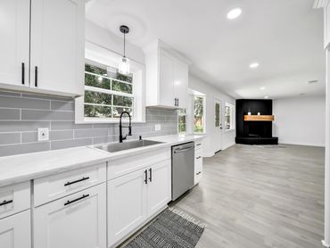 the way the floors, countertops and backsplash came together on this one is just WOW!