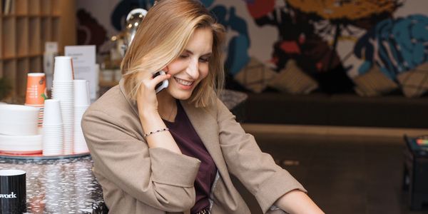 En kvinna som är i telefonsamtal med en Dietist Online