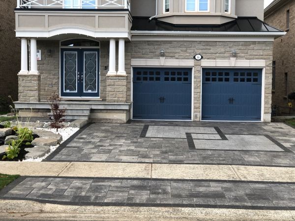 Interlocking driveway, with fancy inlay