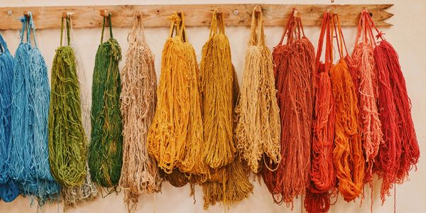 Madejas te lana teñida con colores vegetales.