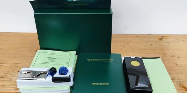一套办公用具,包括订书机和文件夹。