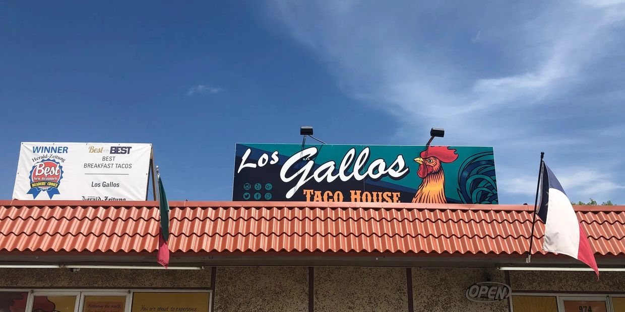 Front view of Los gallos taco house