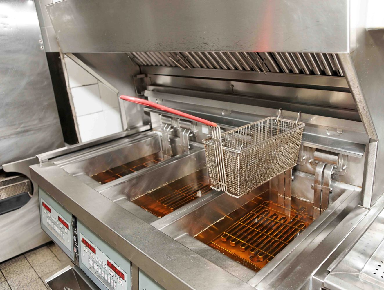 Clean fryer with ecoFRY Fryer Management filtration system