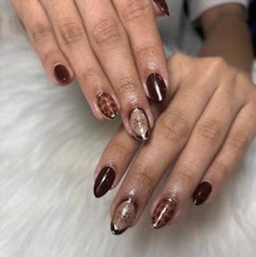 Elegant brown and gold marble nail art with glossy finish on stylish nails
