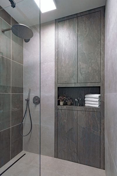 Een waterbestendige kast in een badkamer van Bennaci