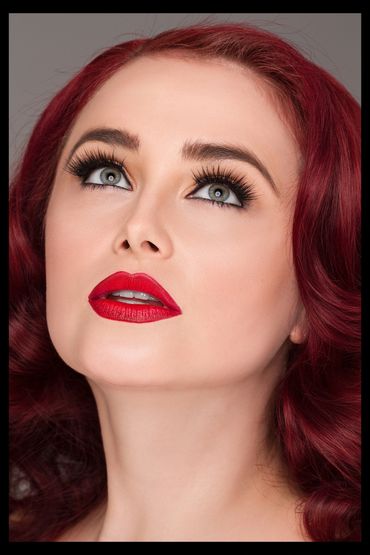 Pearls Daily Models Wink My Way Lashes.