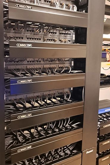 Infraestructura de red Commscope, instalación limpia y eficiente de rack de datos