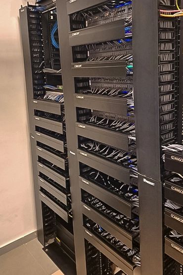 Infraestructura de red Commscope, cuartos de servidores organizados, organización de cables en rack