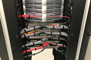 AICO Infraestructura de Red COMMSCOPE, rack con switch, patch panel y orden de cables