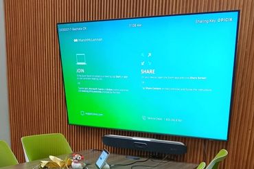 AICO bocina poly en salón de conferencia de Marsh McLennan