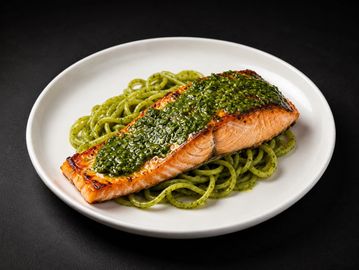 Salmón a la parrilla con salsa verde y pasta de pesto.