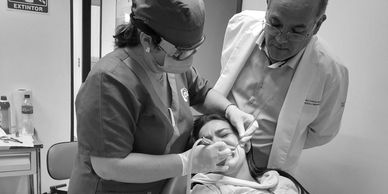 Forma a las futuras generaciones de odontólogos impartiendo clases teóricas y prácticas, compartiend