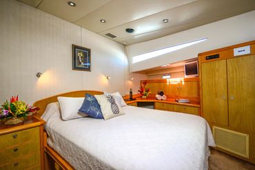 Tahiti sport fishing charter boat ultimate lady Port Master Cabin