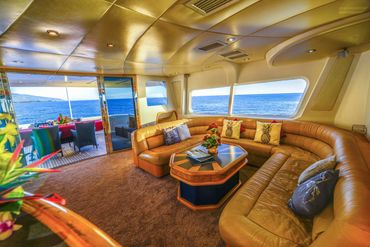 Tahiti sport fishing charter boat ultimate lady Bridge deck and Bar