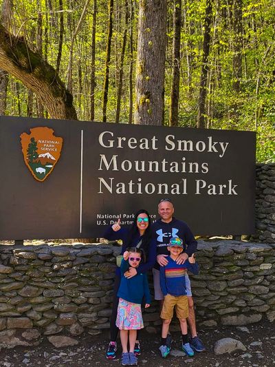 Hiking tour family at the Great Smoky Mountains National Park sign
