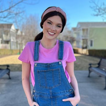 Rachel impersonator posing for photos in St. Charles