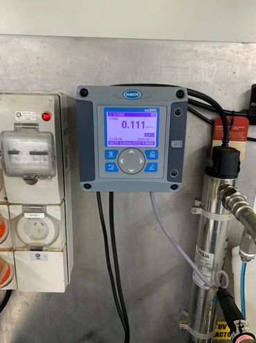 HACH SC200 conductivity meter displaying water conductivity measurement.