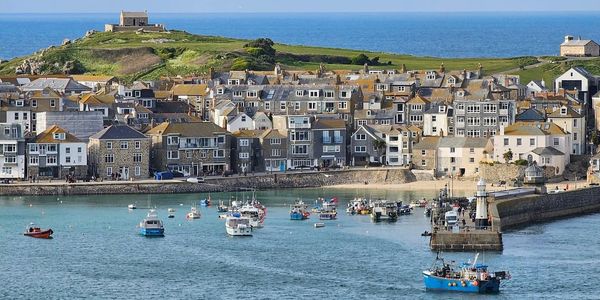 Smuggler's Hide and Cabin. A Beautiful Cornwall Holiday Cottage in St Ives. Harbour View