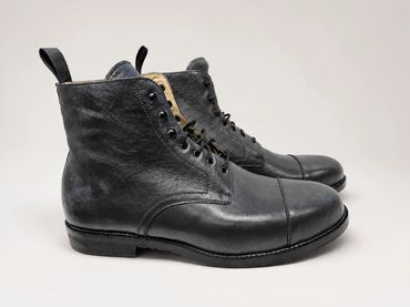 Orthopädischer Schuh im dunkelgrauen Stiefletten Design