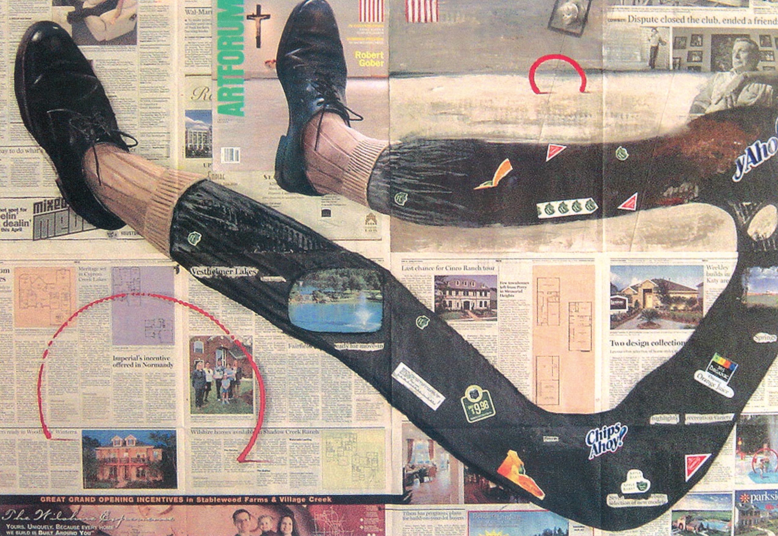 piernas alargadas con zapatos de hombre sobre el piso de notas de prensa