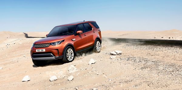 Land Rover Discovery in the saudi desert