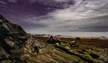 Paysage rocheux avec vue sur le fleuve.  Photo prise à l'isle-aux-Coudres.