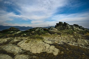 Paysage de l'ile-aux-Coudre - Formation rocheuse avec une belle formation de nuages et un ciel bleu