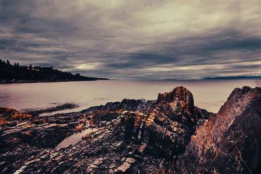 Formation rocheuse avec de la couleur orange - vue sur le fleuve et la côte