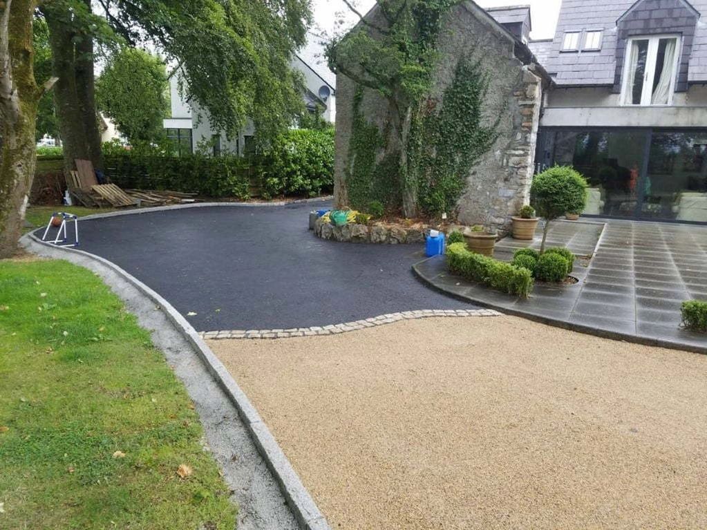 Asphalt and surface dressing driveway
Surface dressing driveway
tar and chips driveway
Surface dress