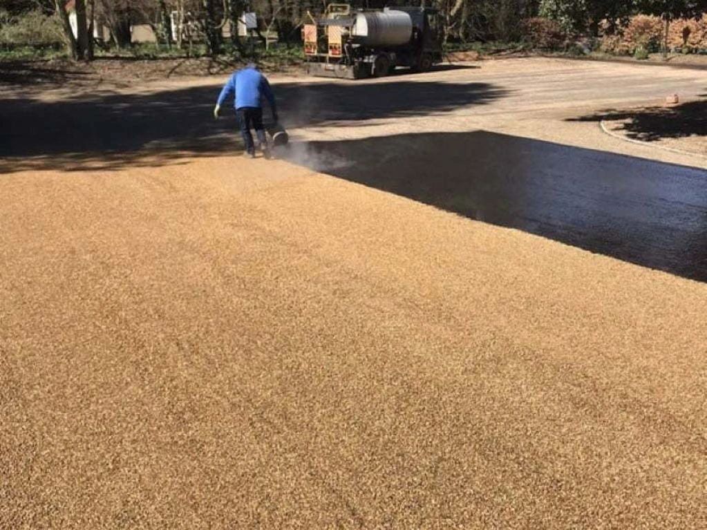 Asphalt and surface dressing car park
Surface dressing driveway
tar and chips driveway
Surface dress