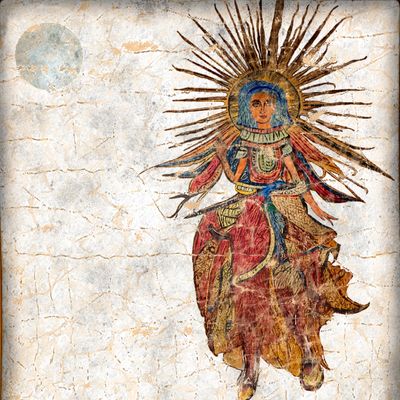 Cuezali, figura mítica inspirada en el arte sacro. Luz antigua sobre muro que evoca un códice vivo.