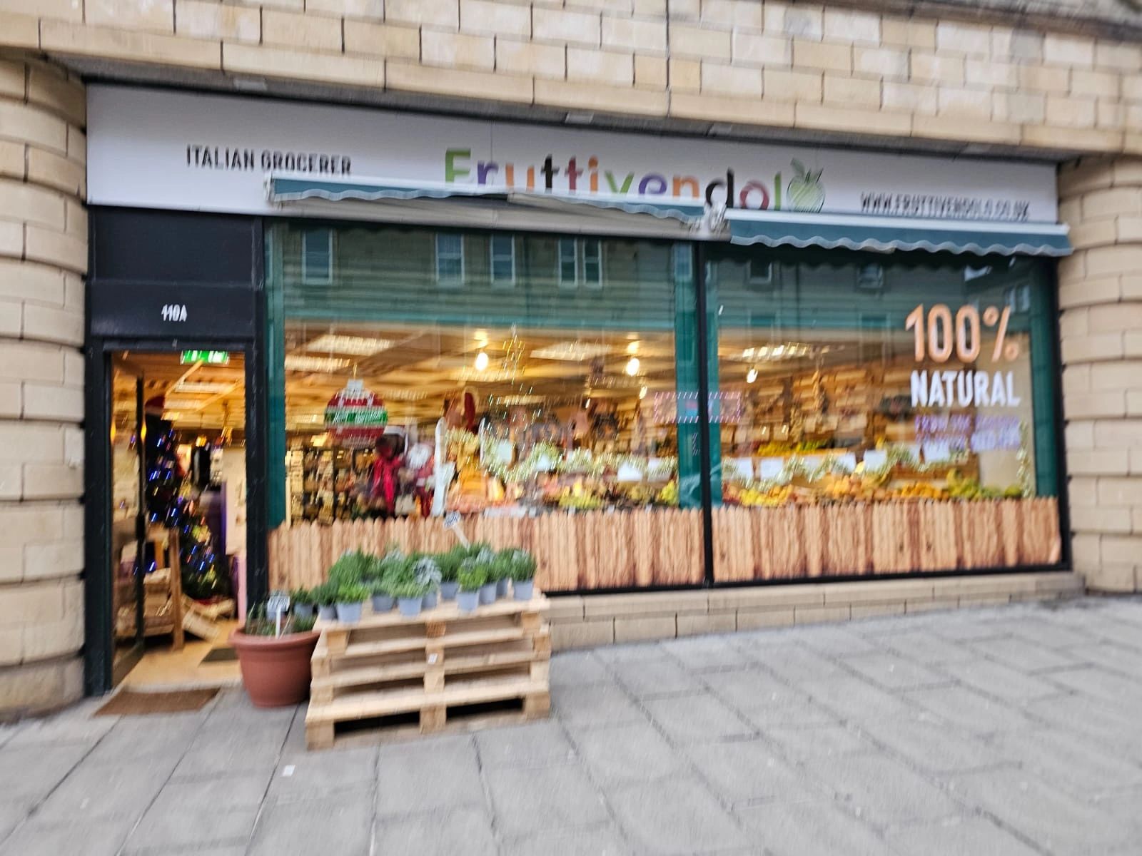Fruttivendolo shop in Dalry Road