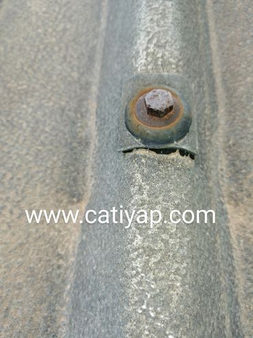 Yağmurda aşağıya su akıtan bir vida