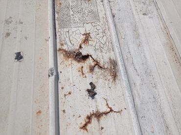 Üst metali çürümüş, taş yünü sandviç panel üstü