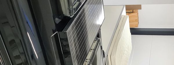 Montage der Solaranlage auf dem Dach mit speziellen Montagewinkeln