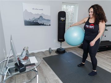 the Best online personal trainer at her desk training a client online.
