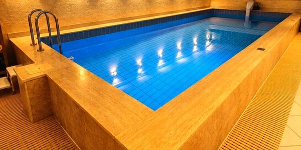 Schwimmbecken