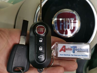 Fiat remote flip key next to Fiat manual key