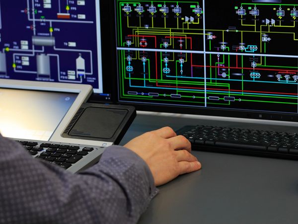 Worker monitoring a pipe system using a software program