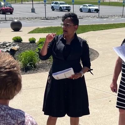 Garla Jalloh faciliating a summer session with leaders.