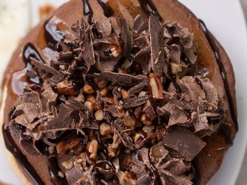 Praline Chocolate Turtle Pancakes