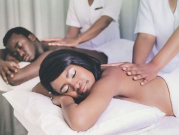 Couples massage therapy at massage centre