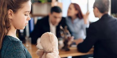 Abogado hablando con los padres sobre acuerdos de cuidado