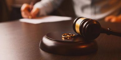 Mallete junto con anillos de compromiso