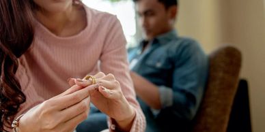 Mujer quitándose el anillo de compromiso
